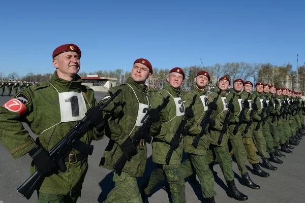 Mia'yı Rusya'nın iç askerlerinin askerler kırmızı kare içinde geçit töreni için hazırlanıyorlar.