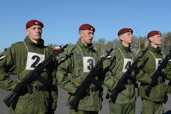 Mia'yı Rusya'nın iç askerlerinin askerler kırmızı kare içinde geçit töreni için hazırlanıyorlar.