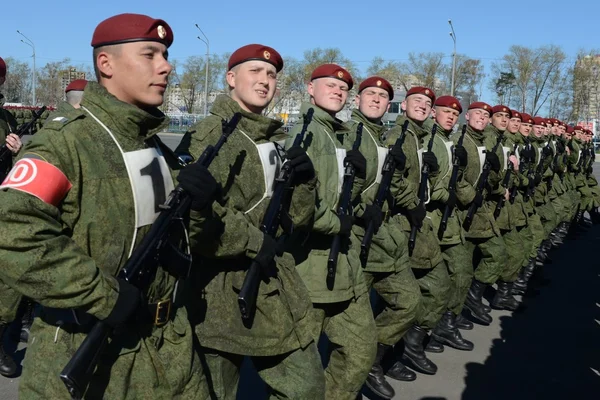 Los soldados de las tropas internas del MIA de Rusia se preparan para desfilar en la plaza roja . — Foto de Stock