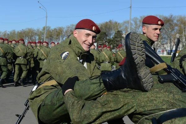 De soldaten van interne troepen van de Mia van Rusland zich voorbereiden op de parade op het Rode plein. — Stockfoto