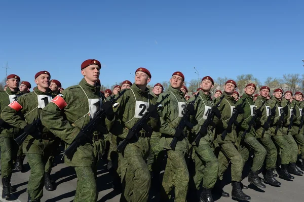 ロシアの Mia の内部軍隊の兵士は、赤の広場でパレード準備をしています. — ストック写真