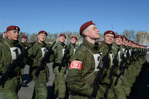 De soldaten van interne troepen van de Mia van Rusland zich voorbereiden op de parade op het Rode plein. — Stockfoto