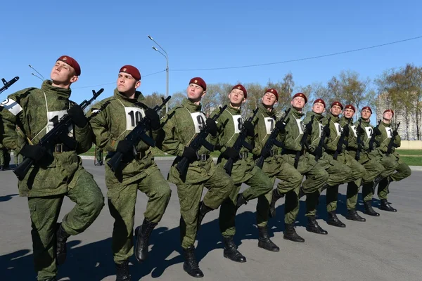 Les soldats des troupes internes de la MIA de Russie se préparent à défiler sur la place rouge . — Photo