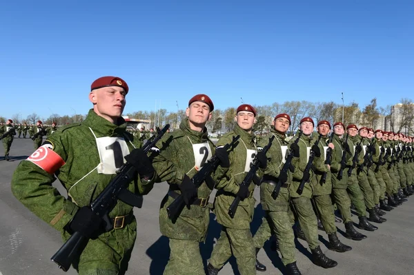 Mia'yı Rusya'nın iç askerlerinin askerler kırmızı kare içinde geçit töreni için hazırlanıyorlar.