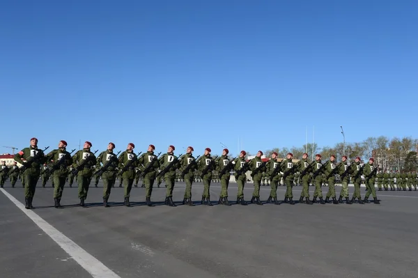 De soldaten van interne troepen van de Mia van Rusland zich voorbereiden op de parade op het Rode plein. — Stockfoto