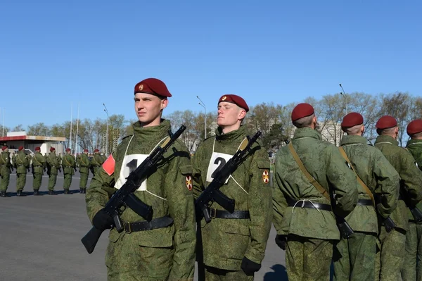 De soldaten van interne troepen van de Mia van Rusland zich voorbereiden op de parade op het Rode plein. — Stockfoto