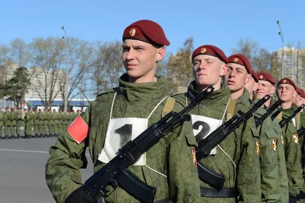 The soldiers of internal troops of the MIA of Russia are preparing to parade in red square. — Stock Photo, Image