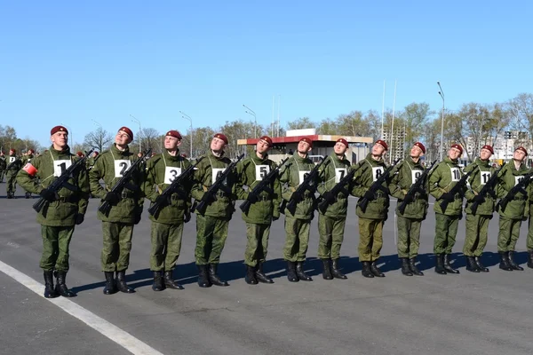 Les soldats des troupes internes de la MIA de Russie se préparent à défiler sur la place rouge . — Photo