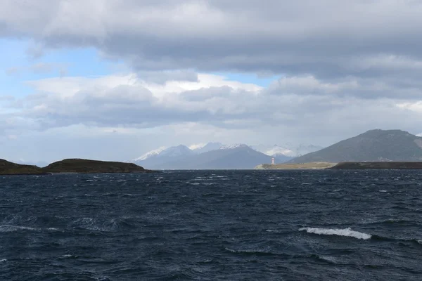 Il canale Beagle separa l'isola principale dell'arcipelago della Terra del Fuoco e si trova a sud dell'isola . — Foto Stock