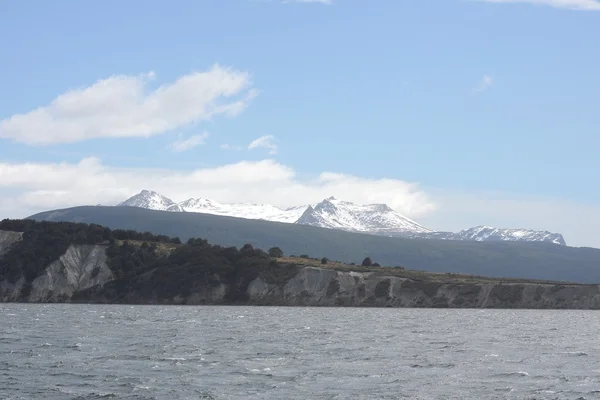 Beagle kanál oddělující hlavním ostrovem souostroví Tierra del Fuego a ležící na jih od ostrova. — Stock fotografie