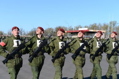 Mia'yı Rusya'nın iç askerlerinin askerler kırmızı kare içinde geçit töreni için hazırlanıyorlar.