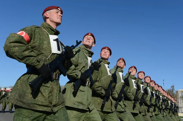 Die Soldaten der internen Truppen der mia von Russland bereiten sich auf die Parade auf dem Roten Platz vor. — Stockfoto