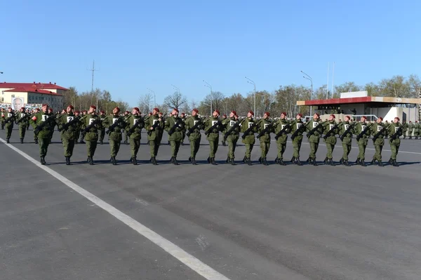 Los soldados de las tropas internas del MIA de Rusia se preparan para desfilar en la plaza roja . —  Fotos de Stock