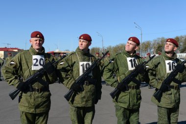 Mia'yı Rusya'nın iç askerlerinin askerler kırmızı kare içinde geçit töreni için hazırlanıyorlar.