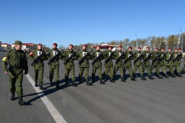 Mia'yı Rusya'nın iç askerlerinin askerler kırmızı kare içinde geçit töreni için hazırlanıyorlar.