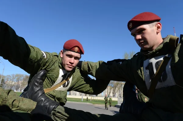 Os soldados das tropas internas do MIA da Rússia estão se preparando para desfilar na praça vermelha . — Fotografia de Stock