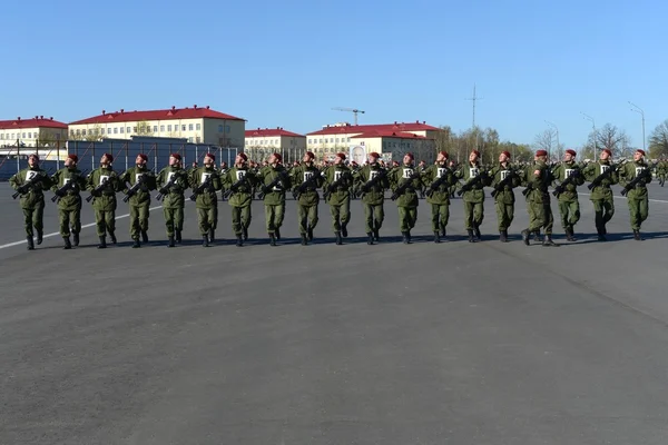 Los soldados de las tropas internas del MIA de Rusia se preparan para desfilar en la plaza roja . —  Fotos de Stock