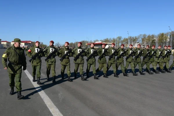 Les soldats des troupes internes de la MIA de Russie se préparent à défiler sur la place rouge . — Photo