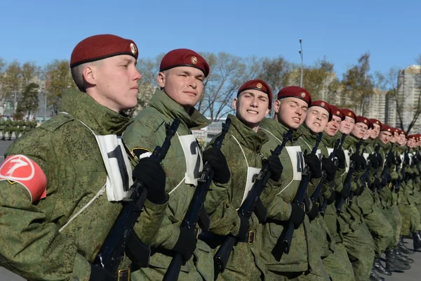 Os soldados das tropas internas do MIA da Rússia estão se preparando para desfilar na praça vermelha . — Fotografia de Stock