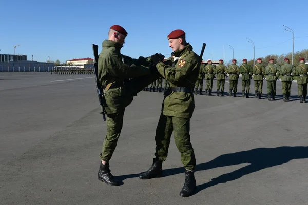 Les soldats des troupes internes de la MIA de Russie se préparent à défiler sur la place rouge . — Photo