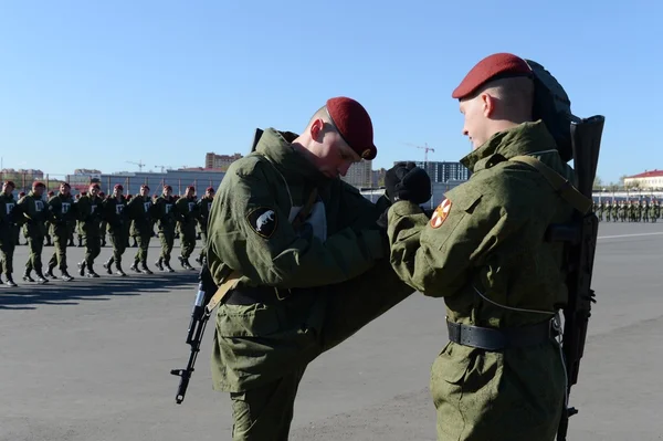 Die Soldaten der internen Truppen der mia von Russland bereiten sich auf die Parade auf dem Roten Platz vor. — Stockfoto