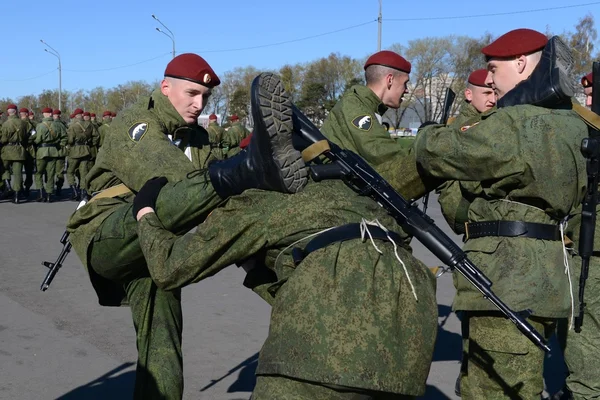 Os soldados das tropas internas do MIA da Rússia estão se preparando para desfilar na praça vermelha . — Fotografia de Stock