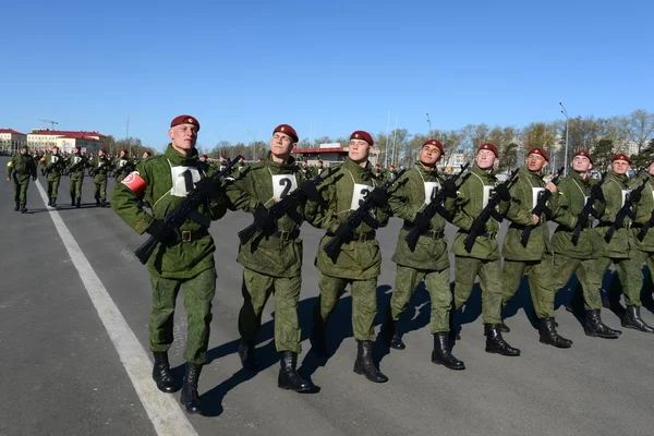 Mia'yı Rusya'nın iç askerlerinin askerler kırmızı kare içinde geçit töreni için hazırlanıyorlar. — Stok fotoğraf