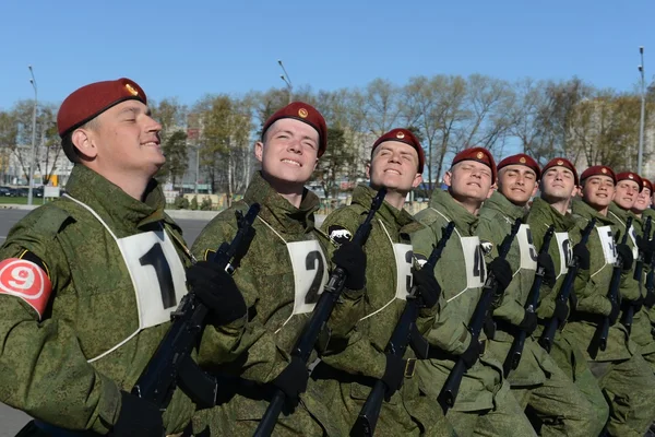 The soldiers of internal troops of the MIA of Russia are preparing to parade in red square. — Stock Photo, Image