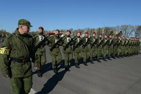 Die Soldaten der internen Truppen der mia von Russland bereiten sich auf die Parade auf dem Roten Platz vor. — Stockfoto