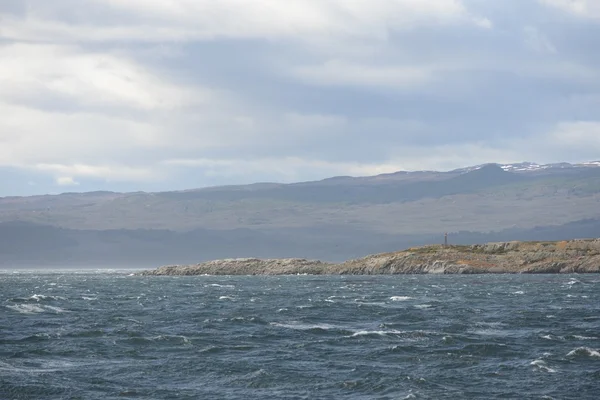 El canal Beagle que separa la isla principal del archipiélago de Tierra del Fuego y se encuentra al sur de la isla . — Foto de Stock