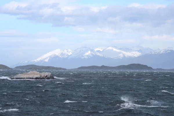 Het Beaglekanaal scheiden het belangrijkste eiland van de archipel van Tierra del Fuego en liggen ten zuiden van het eiland. — Stockfoto