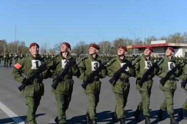 Mia'yı Rusya'nın iç askerlerinin askerler kırmızı kare içinde geçit töreni için hazırlanıyorlar.