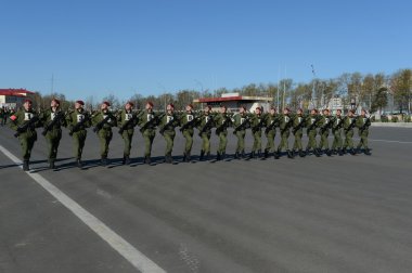 Mia'yı Rusya'nın iç askerlerinin askerler kırmızı kare içinde geçit töreni için hazırlanıyorlar.