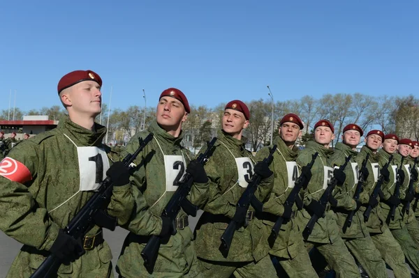 Die Soldaten der internen Truppen der mia von Russland bereiten sich auf die Parade auf dem Roten Platz vor. — Stockfoto