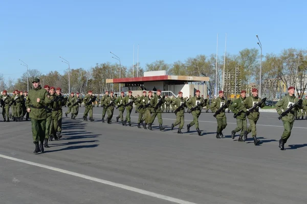 Les soldats des troupes internes de la MIA de Russie se préparent à défiler sur la place rouge . — Photo