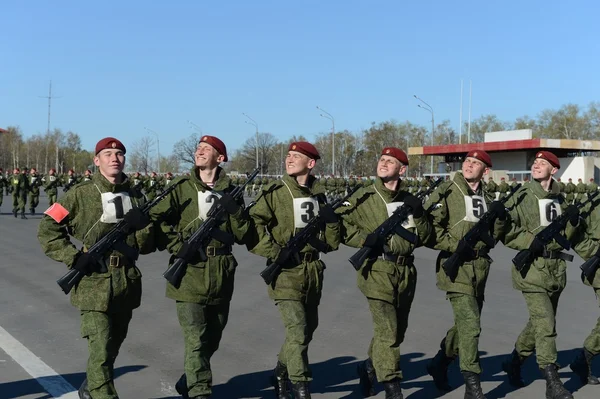 Los soldados de las tropas internas del MIA de Rusia se preparan para desfilar en la plaza roja . — Foto de Stock