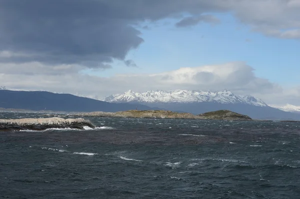 Het Beaglekanaal scheiden het belangrijkste eiland van de archipel van Tierra del Fuego en liggen ten zuiden van het eiland. — Stockfoto