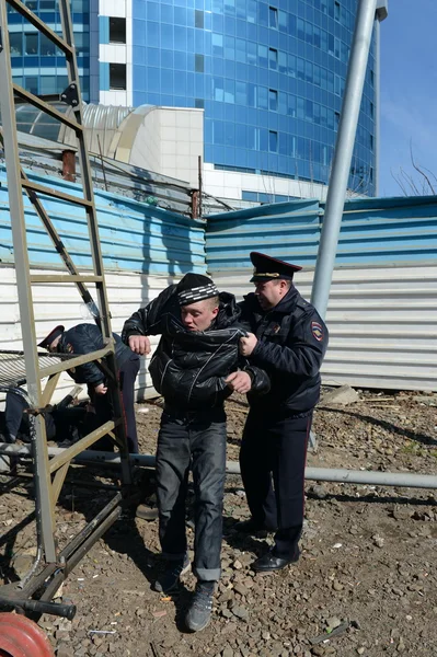 Employees of the transport police during the RAID along the railway in Moscow found drunken men. — Stock Photo, Image