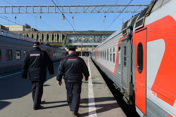 警察パトロール パヴェレツキー鉄道駅モスクワ. — ストック写真