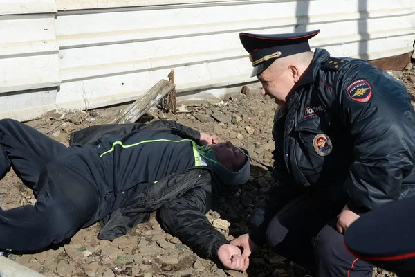 Employees of the transport police during the RAID along the railway in Moscow found drunken men. — Stock Photo, Image