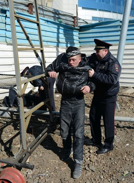 Anställda vid transport polisen under razzian längs järnvägen i Moskva hittade berusade män. — Stockfoto