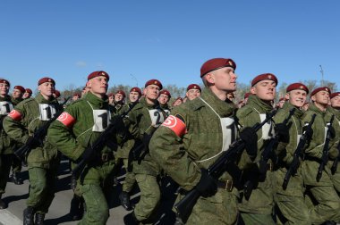Mia'yı Rusya'nın iç askerlerinin askerler kırmızı kare içinde geçit töreni için hazırlanıyorlar.