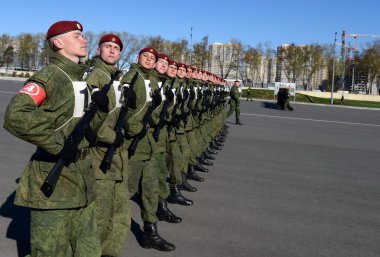 Mia'yı Rusya'nın iç askerlerinin askerler kırmızı kare içinde geçit töreni için hazırlanıyorlar.