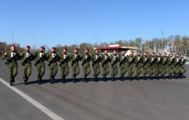 Mia'yı Rusya'nın iç askerlerinin askerler kırmızı kare içinde geçit töreni için hazırlanıyorlar.
