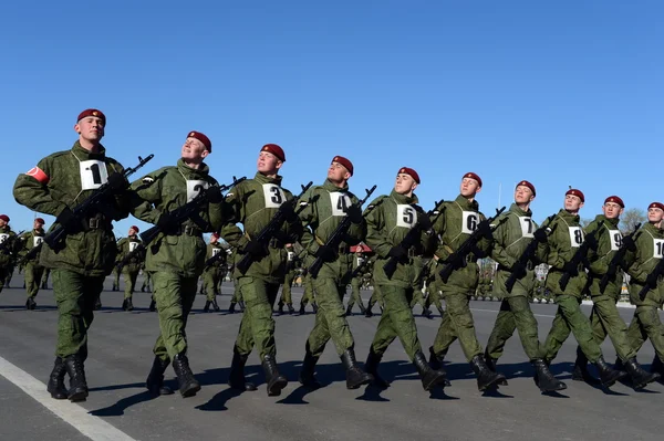 I soldati delle truppe interne del MIA della Russia si preparano a sfilare in piazza rossa . — Foto Stock