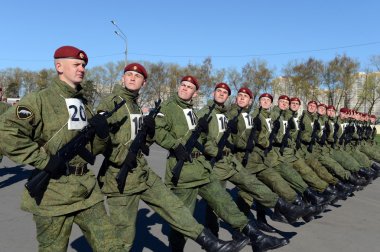 Rusya Mia'nın iç asker askerlerin Kızıl Meydan üzerinde geçit töreni için hazırlanıyorlar.