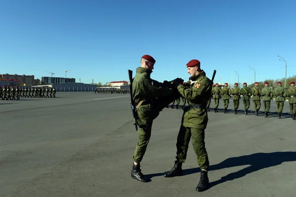 Les soldats des troupes internes de la MIA de Russie se préparent à défiler sur la place rouge . — Photo