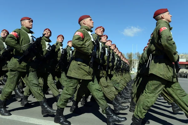 De soldaten van interne troepen van de Mia van Rusland zich voorbereiden op de parade op het Rode plein. — Stockfoto