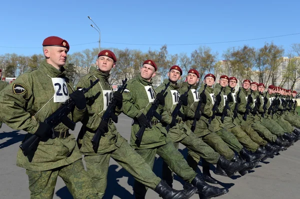I soldati delle truppe interne del MIA della Russia si preparano a sfilare sulla piazza rossa . — Foto Stock