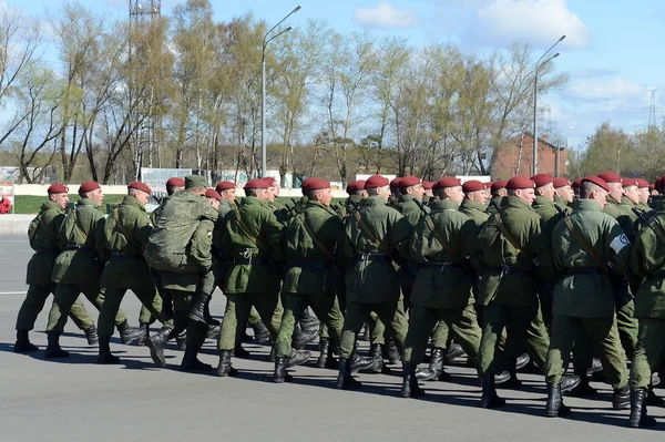 Los soldados de las tropas internas del MIA de Rusia se preparan para desfilar en la plaza roja . — Foto de Stock